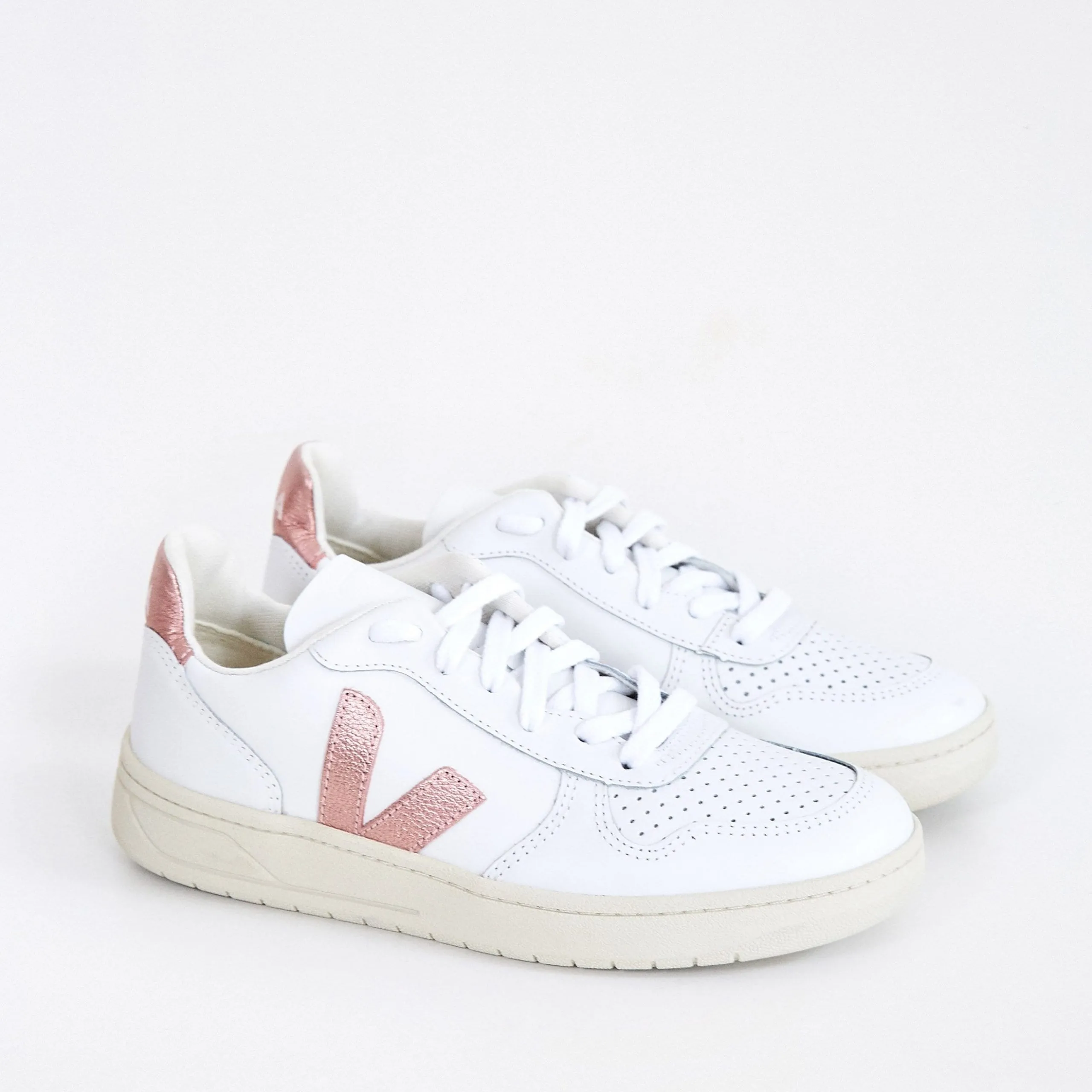 VEJA V-10 - Rose gold V logo